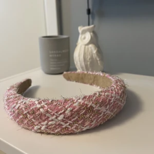 Diadem - Super fint rosa diadem, kommer aldrig till användning tyvärr.