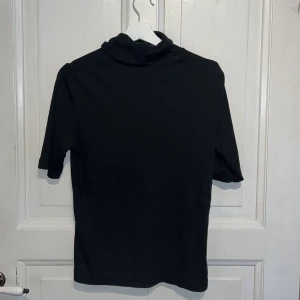 Svart ribbad polotröja - Aldrig använd 💞