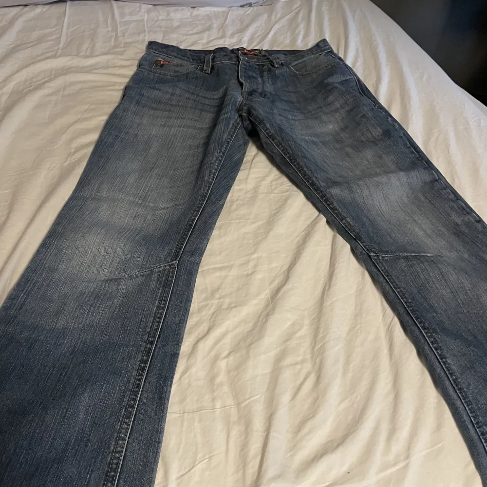 Snygga Lee Cooper jeans köpta här på plick men de va tyvärr för små, säljer därför dessa❤️ om ni vill ha mer info så är de bara att skriva🫶🏼 kan mötas upp i trelleborg, vellinge eller malmö annars står köparen för frakten. Jeans & Byxor.