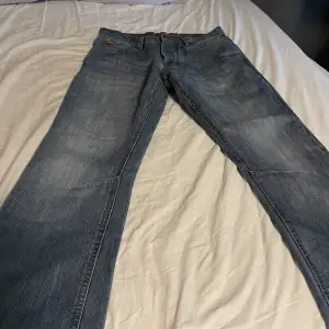 Snygga Lee Cooper jeans köpta här på plick men de va tyvärr för små, säljer därför dessa❤️ om ni vill ha mer info så är de bara att skriva🫶🏼 kan mötas upp i trelleborg, vellinge eller malmö annars står köparen för frakten