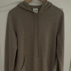 Kashmir hoodie - Säljer nu min as snygga Kashmir hoodie från John Henric. Inga defekter och knappt använd. Ordinarie pris 1899kr. Mitt pris 950kr. Hör av dig vid eventuella frågor😊