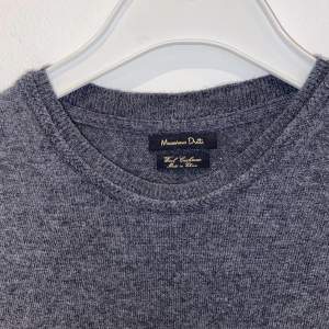 Massimo Dutti Wool&Cashmere tröja Bra skick, inga hål eller defekter förutom att tvättlappen är avklippt. Slim fit Pris: 299