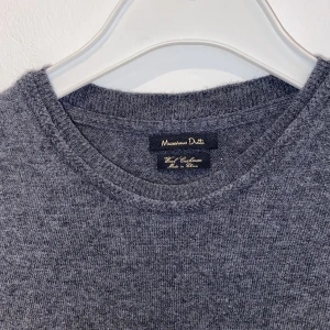 Massimo Dutti Wool&Cashmere tröja - Massimo Dutti Wool&Cashmere tröja Bra skick, inga hål eller defekter förutom att tvättlappen är avklippt. Slim fit Pris: 299