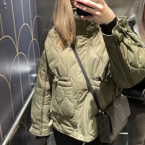 Quiltad jacka zara - Säljer min supersnygga jacka från zara, köpt i våras och är i bra skick😇🙌🏼 Nypris 699kr!! 
