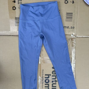 Lululemon tights  - Oanvända! Modellen heter Wunder Train High-Rise Tight 28". Skriv för bild på eller andra frågor. Nypris 1000kr