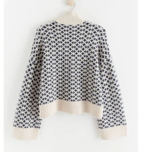 Stickad tröja  - Säljer den här superfina och mysiga stickade tröjan som är slutsåld från Lindex. Super mysigt material och prefekt för hösten/vintern☺️Aldrig använd och köpte för 400kr (pris kan diskuteras)