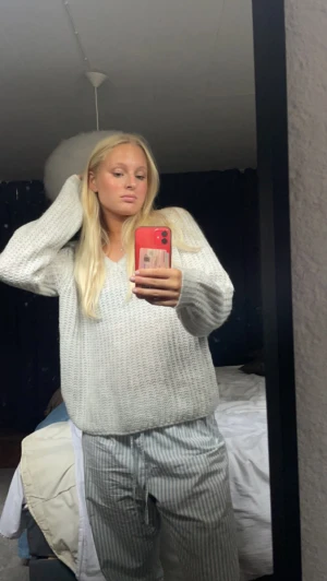 Grå stickad tröja - En ljusgrå v ringad stickad tröja, aldrig använd. Storlek S, köparen står för frakt