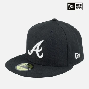 Keps - En nästan helt oanvänd new era keps, size 7, 55.8 cm. Jättefint skick använd max 5 gånger🩷 köpt för 500 säljer för 300!🩷New era Atlanta Braves MLB Basic 59FIFTY Black Fitted 