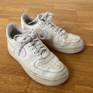 Nike airforce med coola detaljer - Flitigt använda airforces med lila och holografiska detaljer. Smutsen går bort med vatten! 