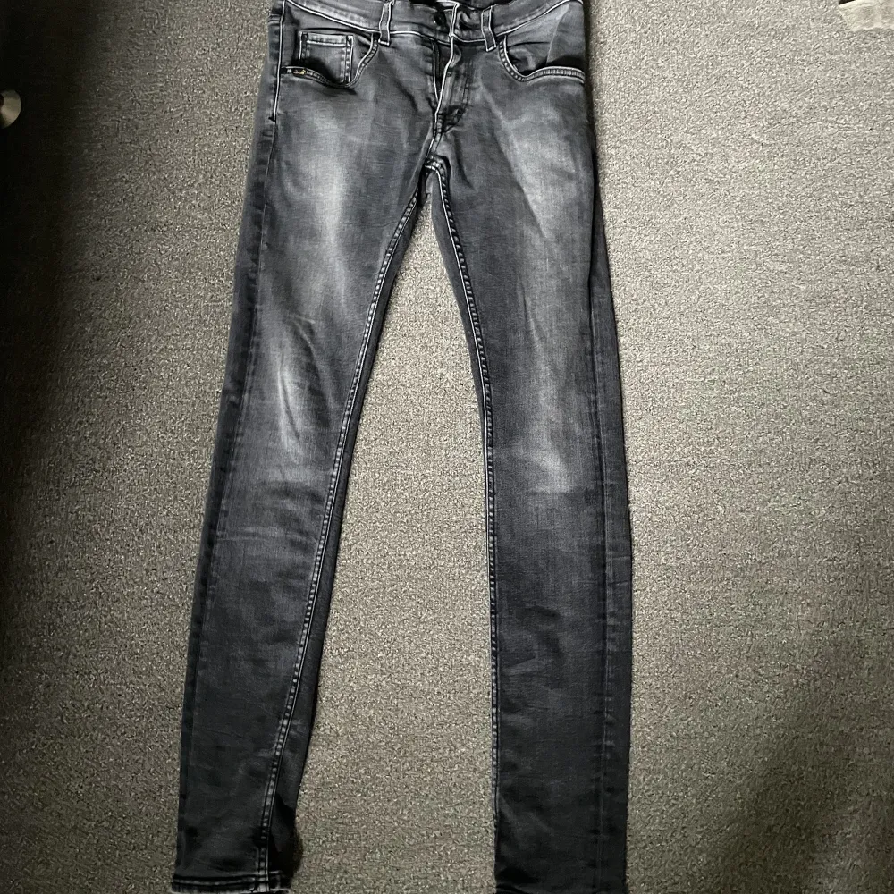 Tiger of sweden slim fit jeans, växt ur dem så säljer vidare. Nypris 1600 kr, köpta förra hösten och inte använda så mycket. Mycket bra skick.. Jeans & Byxor.