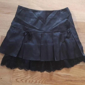 Yk2 kjol - Fin sidenkjol från shein, använd fåtal gånger men finns lite slitningar på tyget vid tygen på dragkedjan och underlagret, därav priset 