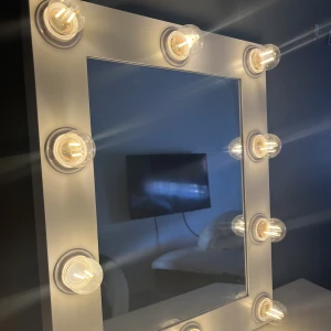 Sminkspegel med belysning  - Säljer min sminkspegel med belysning från Clas Ohlson. Dimbar, extra lampa ingår. Nypris 600 kr . Nyskick!