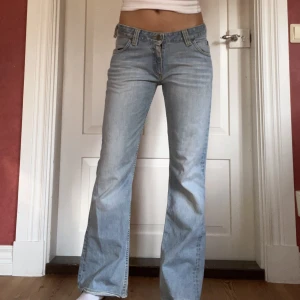 Lågmidjade jeans  - Midjemått-  40 cm  (rätt över)  Inerbenslängd -77cm  Jag är 170 på bilderna! Inga defekter!  Du kan använda KÖP NU💕