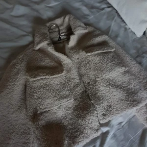 Beige oanväd teddy jacka  - Skön jacka aldrig använt passar till de mesta