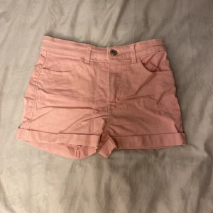Rosa jeansshorts  - Rosa jeansshorts, är i gott skick och med bakfickor. Bra för sommaren. 