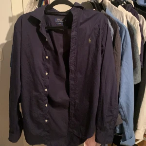 Polo Ralph lauren skjorta - En trendig skjorta i toppskick, knappt använd 10/10✅ Storlek S och passformen är inte slim. Är Perfekt luftig och sitter som den ska💯 Nypris ca 1100kr🤙