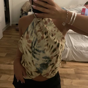 Zara topp - Populär topp ifrån zara aldrig använd Köpare står för frakt❤️