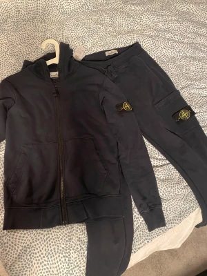 Stone Island set - Storlek S Använt men i väldigt bra skick Pris går att diskutera och kvitto finns. 1500 styck om ni är intresserade av att bara köpa en del av setet.