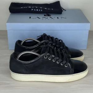 Svarta Lanvins  - Säljer mina supersnygga lanvin skor. De är i superbra skick och har inga defekter, inget og tillkommer. Storlek UK 5, vilket motsvarar 38 i EU storlekarnas . Skriv vid frågor ❤️