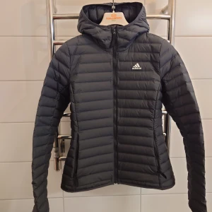 Adidas jacka dam - Adidas jacka i storlek S, i mörk grå färg. Helt ny. 