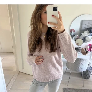 Stickad tröja - Gammel rosa stickad tröja fårn vero Moda🥰 jättebra skick och super fin till höst och vinter💕lånad bild!💕