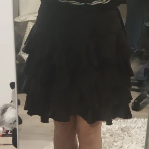 Svart kjol - Säljer en snygg "emo/goth" kjol från min emo period. Säljer då jag inte har sån stil längre 😊  Köpt från cubus för flera år sen men fortfarande i väldigt fint skick😊 minns inte vad den är köpt för men säljer för 30 😊