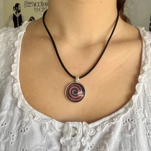 Halsband - Handgjort halsband 💕 Frakt: 15kr eller 29kr spårbart. Jag kan göra mer av dessa om flera är intresserade. Jag gör också sånna här halsband men med valfri bild 😚