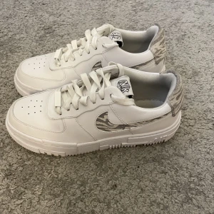 Air Force 1 Pixel Zebra - Säljer de här Nike skorna med ”zebra” mönster i bra skick då de inte kommer till användning sko snörena är lite smutsiga