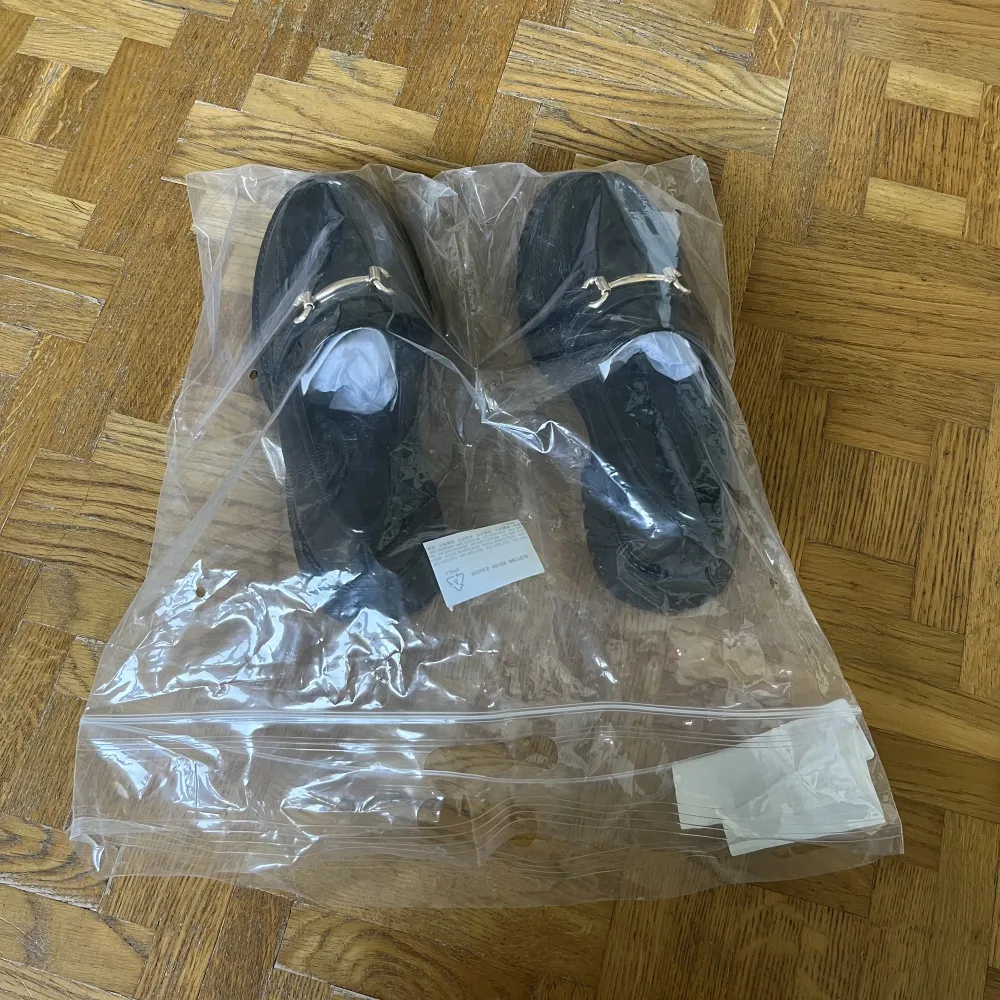 Helt nya trendiga loafers från ASOS. De är endast provade en gång och är kvar i orginalförpackningen. Skicka meddelande för svar på frågor eller fler bilder!☺️. Skor.