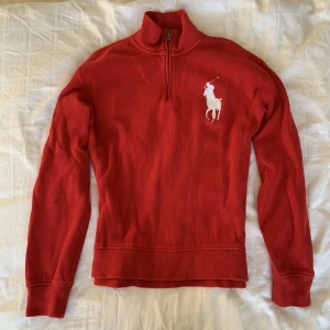 Vintage tröja!💋 - Suuperskön vintage tjocktröja i med liten polo och dragkejda högst upp! Den är i jättebra skick, helt intakt. Känns väldigt old-money!💋 