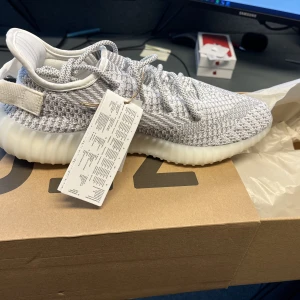 Yeezy 350 static - Yeezy 350 Static Köpt från JD Sports Har inte ens testat dem, så oanvända. Hör av er för frågor, bilder etc  Storlek 44 1/2