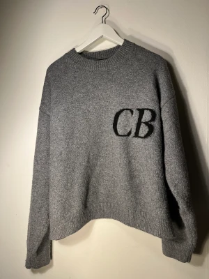 Cole Buxton sweater - Cole Buxton sweater. Oversized fit och passar s/m. Nypris 245 euro, men säljer billigt för att bli av med den. För tjejer är den runt L/Xl