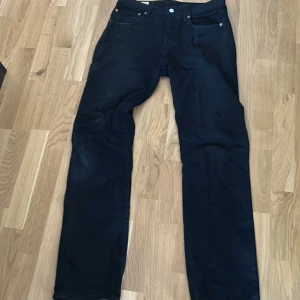 Svarta Levis jeans - Säljer ett par skitsnygga svarta levis 501 jeans. För använder de inte längre. (Nypris 800-1000) har använt de hyffsat mycket. Men fortfarande inga märken eller slitningar nånstans. Pris kan diskuteras vid snabb affär!