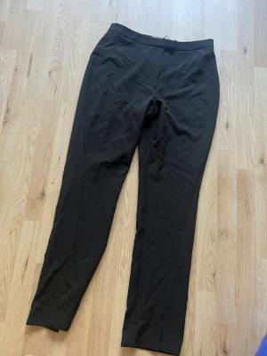 Kostymbyxor NA-KD - Svarta kostymbyxor från NA-KD. Aldrig använda, endast provade.  Nypris: 399 kr