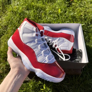 Air Jordan 11 ”Cherry” - Air Jordan 11 ”Cherry”,  42,5,  DS,  All og✅   Skriv ett dm om du har frågor😁