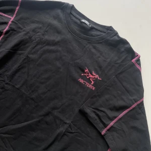Arcteryx arc’teryx copal bird t-shirt - Storlek M, oversized fit. Använd endast ett fåtal gånger, riktigt bra skick. Skriv för mer info!