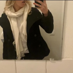 Kort kappa - Säljer denna superfina design by si liknande jackan som är helt slutsåld💕En perfekt kort kappa nu till hösten🫶🏻Pris går att diskutera 