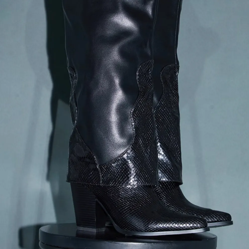 Black Matte PU Snake Western Fold Knee Boots från pretty little thing. Aldrig använda. Skor.