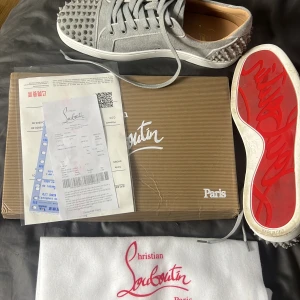 Ljus gråa Loubs, använd en gång. -  Ljus Gråa, storlek 45, Christian Louboutin’s.