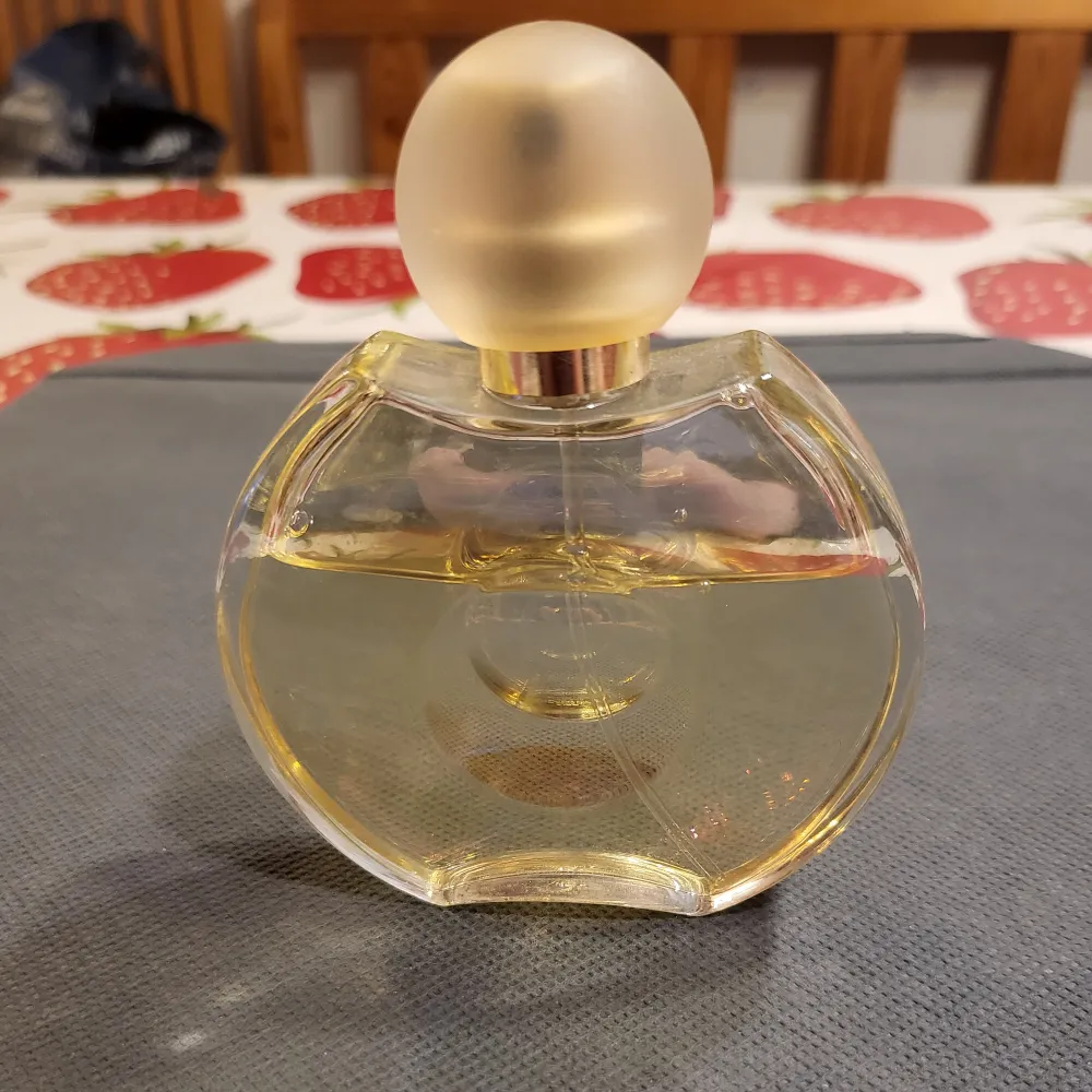 Säljer denna parfym för använder aldrig . Övrigt.