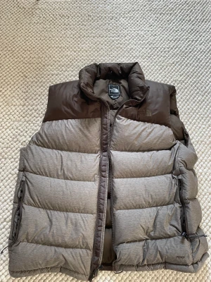 The North Face väst  - Storlek - XL  Färg - brun/grå 