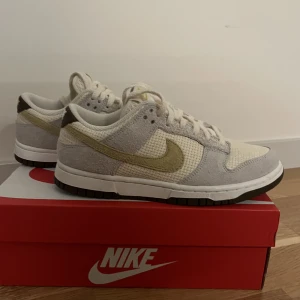 Nike Jordan dunk low  - Nike Jordan dunk low. Storlek 38. Kvitto finns! Köptes för ca. 1 månad sen. Brun sula och beige i tyget.
