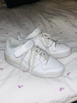 Sneakers - Ett par adidas sneakers, som ej kommer till användning längre, kan diskutera pris vid snabb affär! 💓