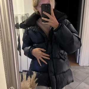 Peak performance dun jacka - Skit snygg marinblå peak performance dun jacka prefekt till vintern! Den är super varm och jätte skön! Använd typ 2 gånger och nypris va ca 3000kr, hår av er för mer frågor bilder mm⚡️💫🩷den är i storlek m
