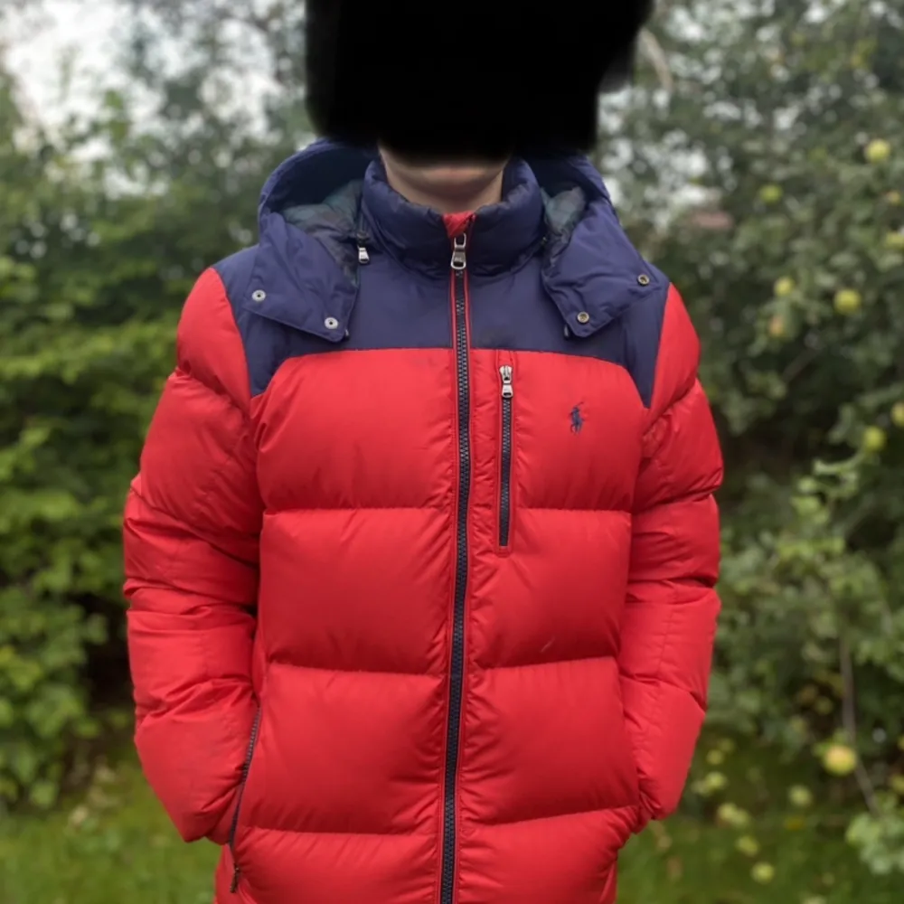 Intressekoll, Polo Ralph lauren dun jacka i storlek M/170. Använd 2ggr, 10/10 skick. Perfekt till kallare vinter dagar. Bara att buda på!. Jackor.