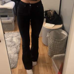 Bootcut jeans, aldrig använda. Köpte dom för 499kr och säljer för 300kr. Dom är i storlek 32 och sitter jätte bra på mig som är 170cm. 