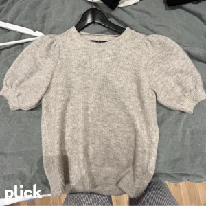 Stickad tshirt - Lägger ut samma annons igen då ja inte lyckades fixa budgivningen:) supersnygg stickad tshirt knappt använd