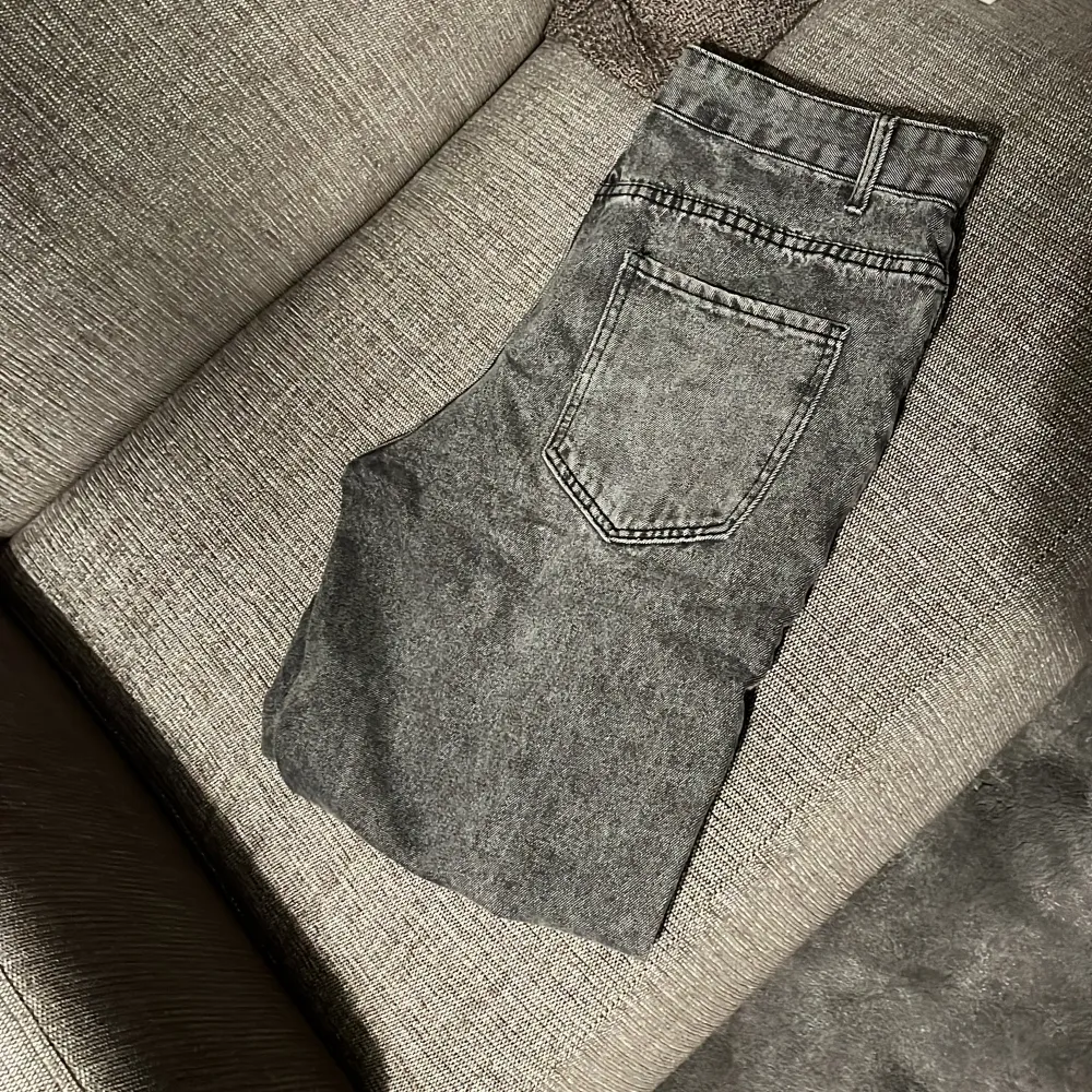 Säljer ett par jeans från lager 157 har använt typ 2 gånger väldigt snygga färgen är mörkgrå skicket är 9/10. Jeans & Byxor.