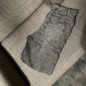 Säljer ett par jeans från lager 157 har använt typ 2 gånger väldigt snygga färgen är mörkgrå skicket är 9/10