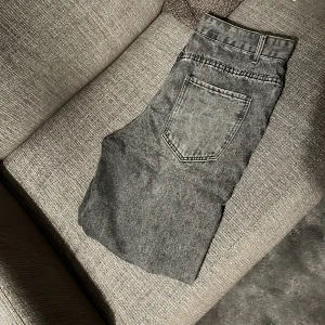Lager 157 jeans  - Säljer ett par jeans från lager 157 har använt typ 2 gånger väldigt snygga färgen är mörkgrå skicket är 9/10